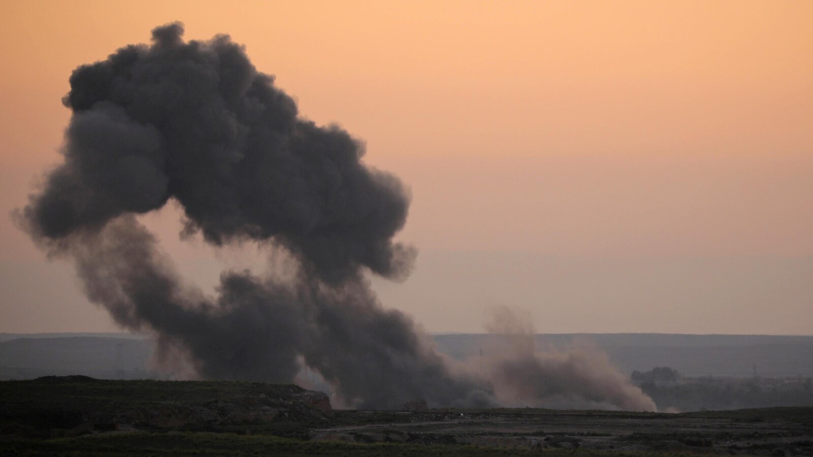 La fumée s'élève du village de Baghouz, dans la province de Deir Al Zor, en Syrie, le 19 février 2019