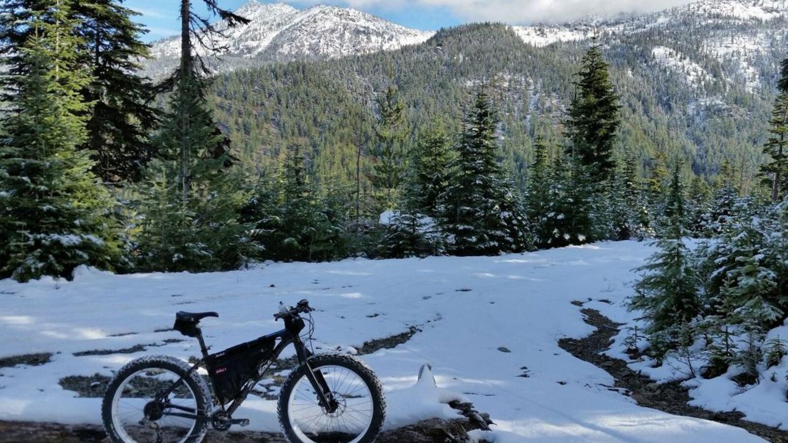 Des sentiers ont été aménagés pour les amateurs de vélos à pneus surdimensionnés (fatbike)