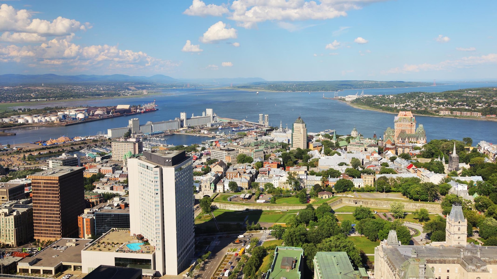 Vue aérienne de la ville de Québec et du fleuve saint-Laurent
