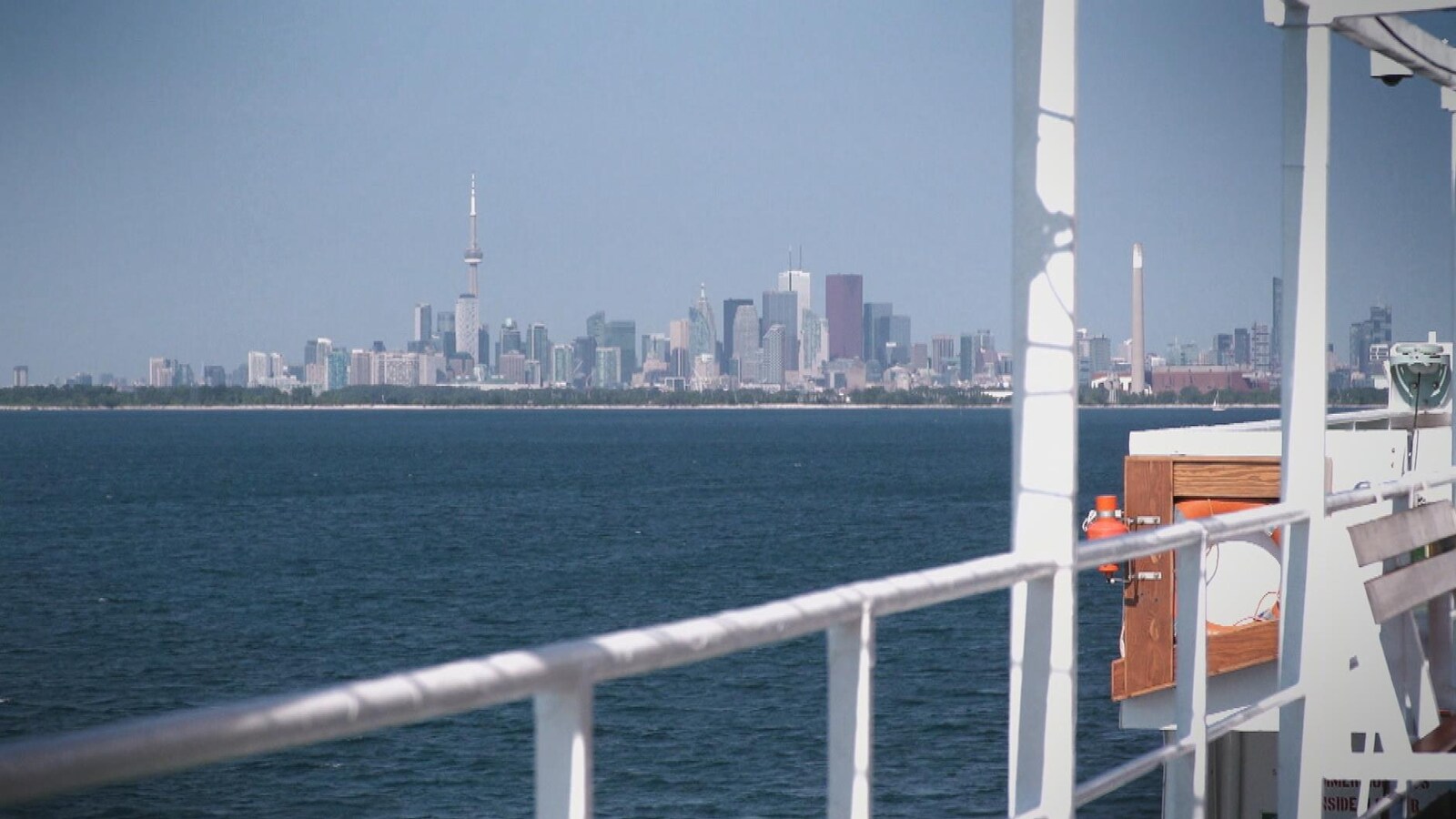 On voit la ville de Toronto au loin, à partir du navire sur le lac Ontario, par une journée ensoleillée.