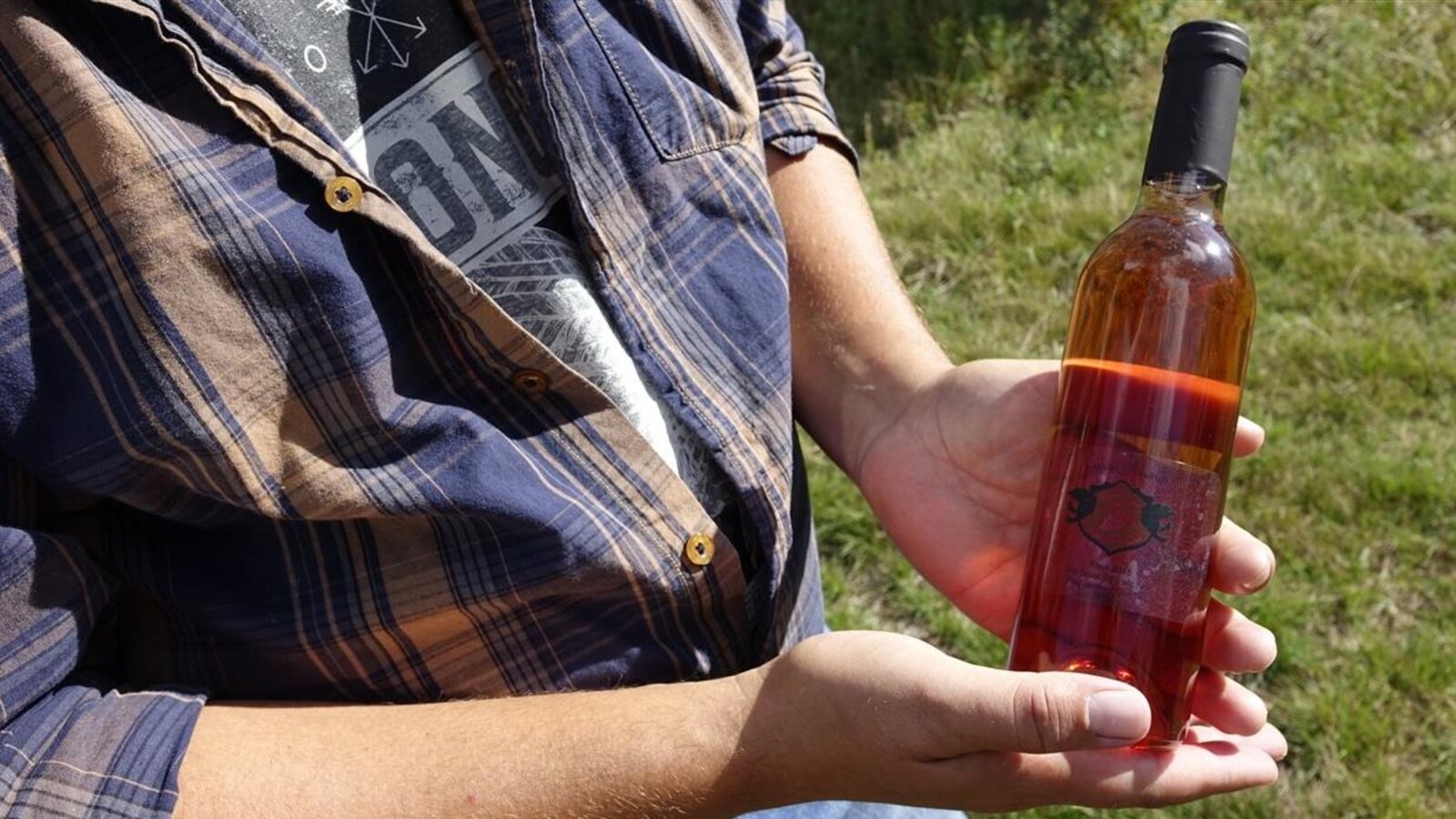 Une bouteille de la toute dernière cuvée d'Adam Desbiens.