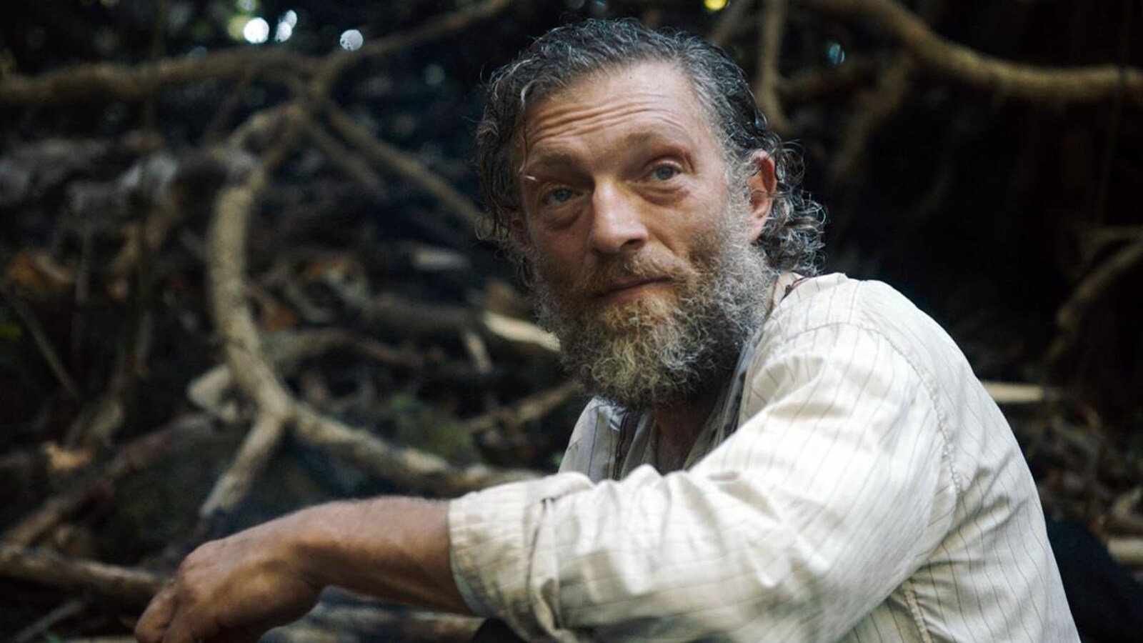 Vincent Cassel est accroupi et regarde au loin dans une scène du film «Gauguin: Voyage de Tahiti».