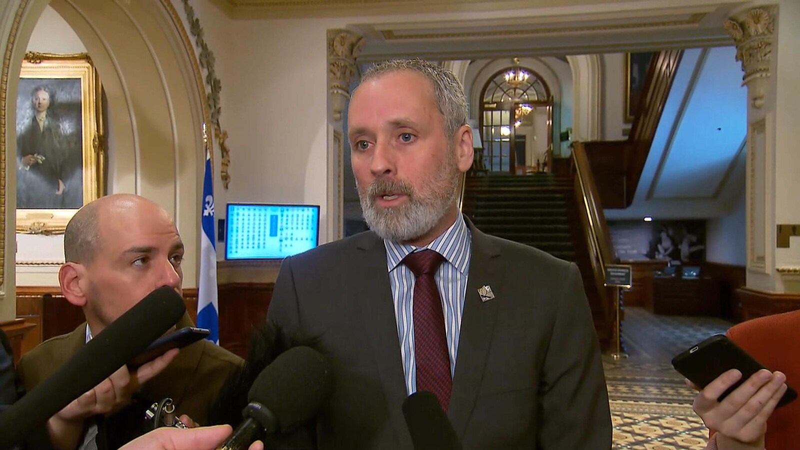 Vincent Marissal s'adresse aux journalistes.