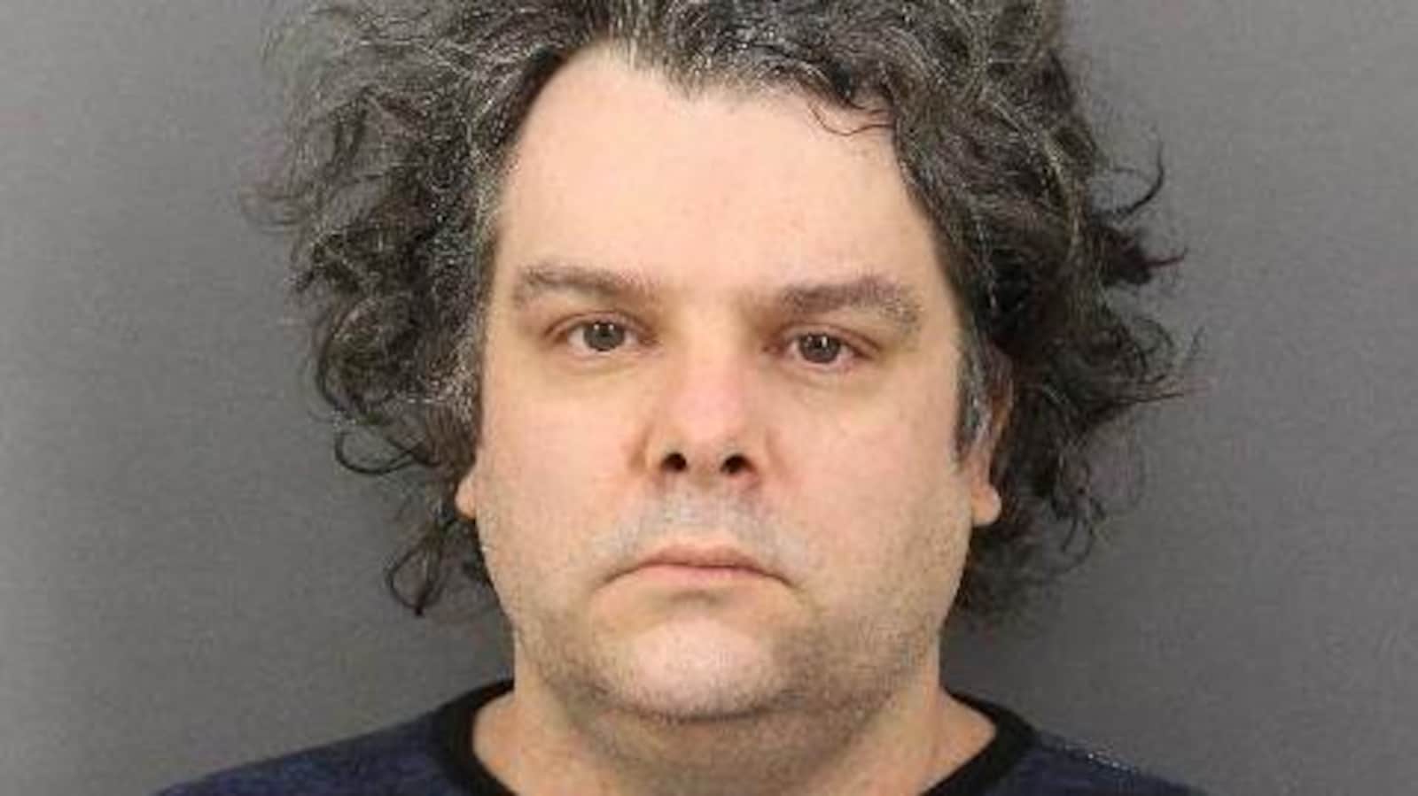 Photo d'un homme arrêté par la police.