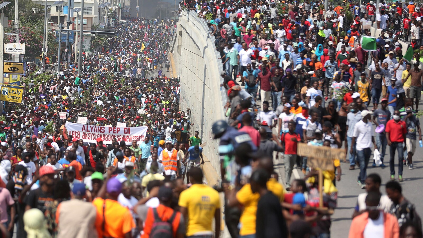 Des milliers de personnes manifestent dans les rues en Haïti.