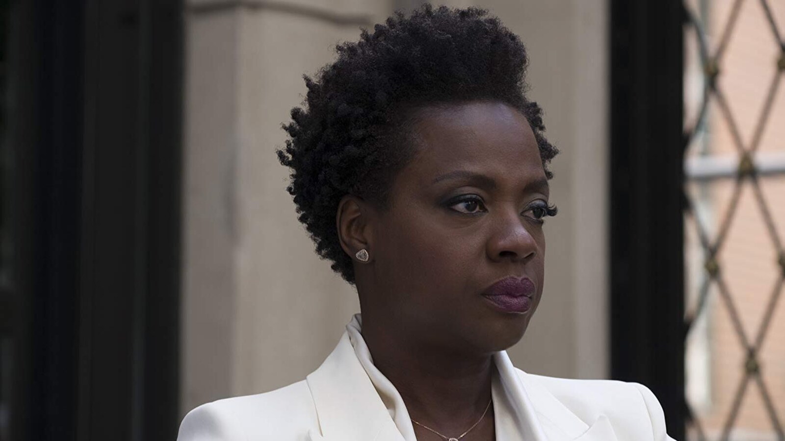 De profil, Viola Davis regarde au loin, le visage fermé.