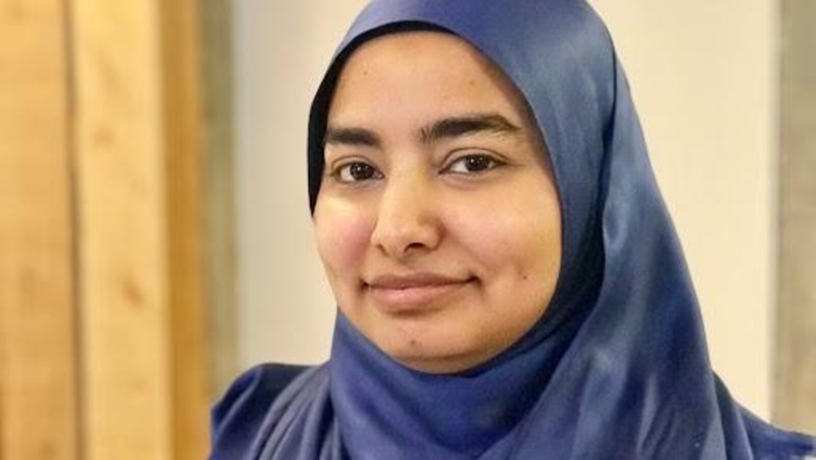 Maria Arshad de l'organisme de bienfaisance Nisa Homes pose pour la caméra.