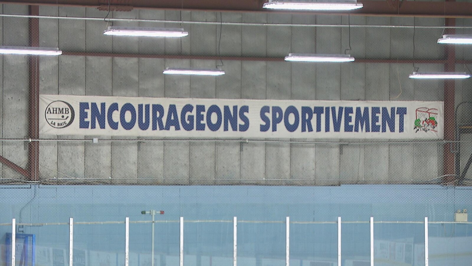 Une bannière sur laquelle il est inscrit "encourageons sportivement".