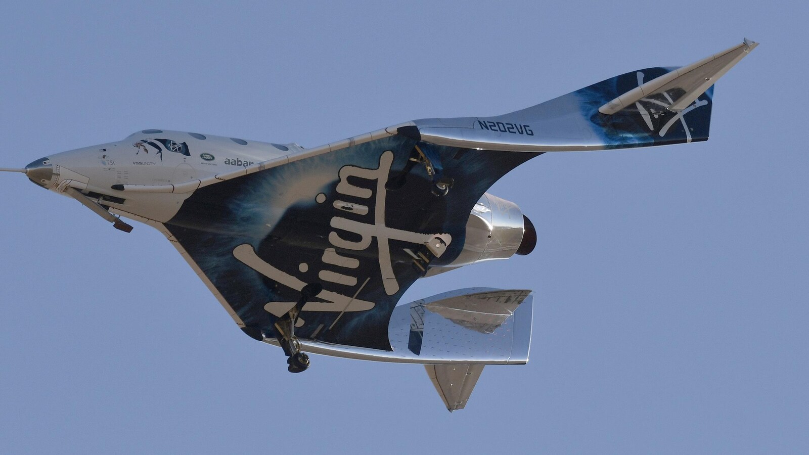 Une navette plane dans le ciel.
