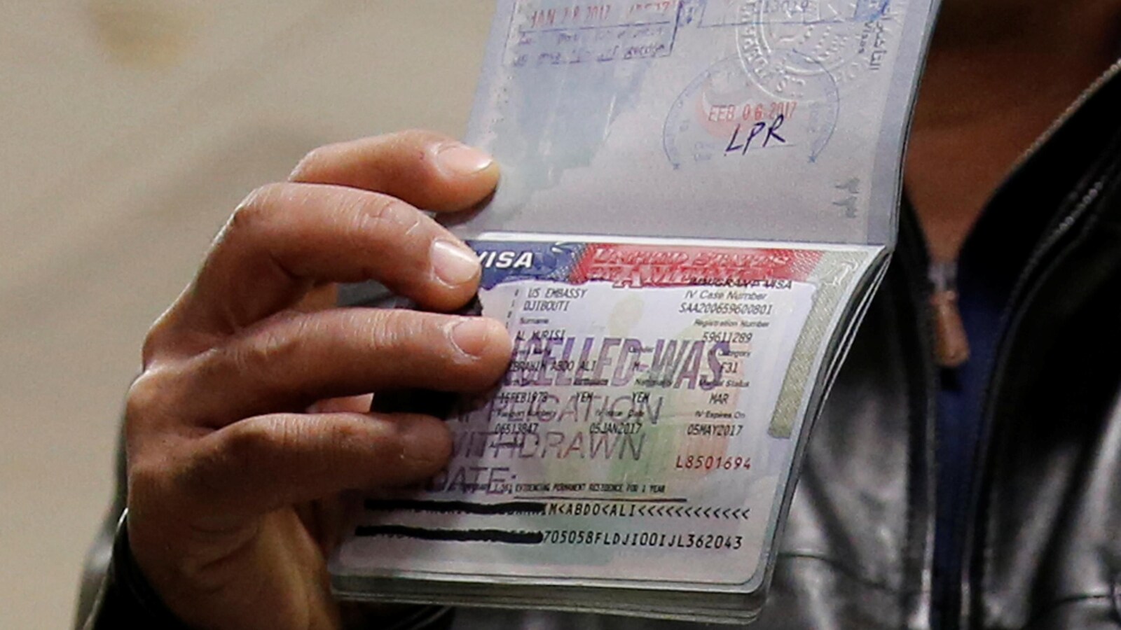 Les USA exigent votre identité sur les réseaux sociaux — Visa Les USA exigent votre identité sur les réseaux sociaux — Visa