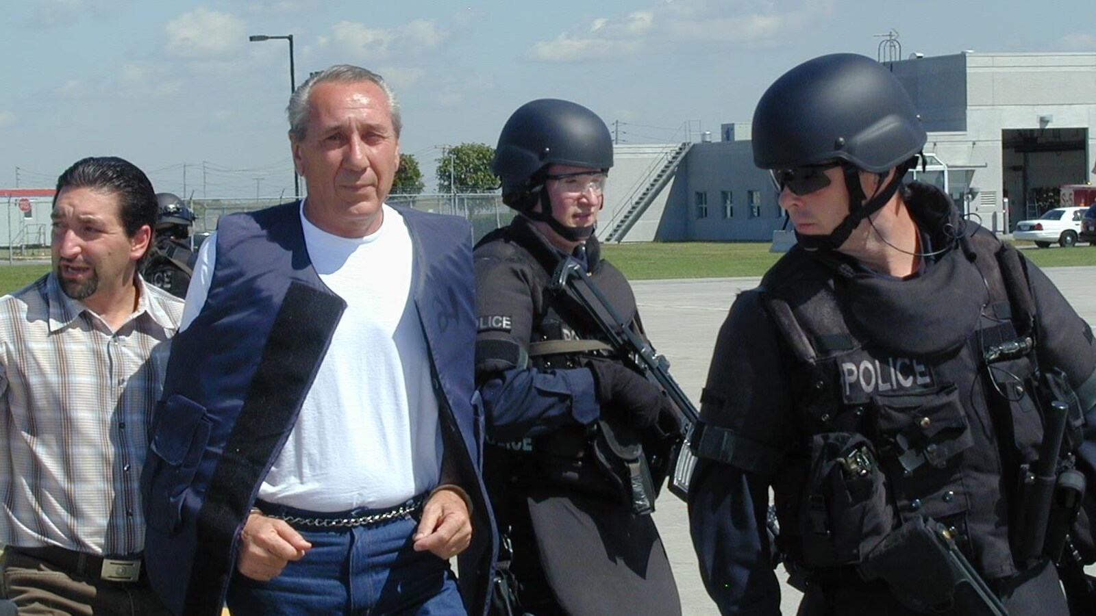 Vito Rizzuto entouré de policiers lourdement armés