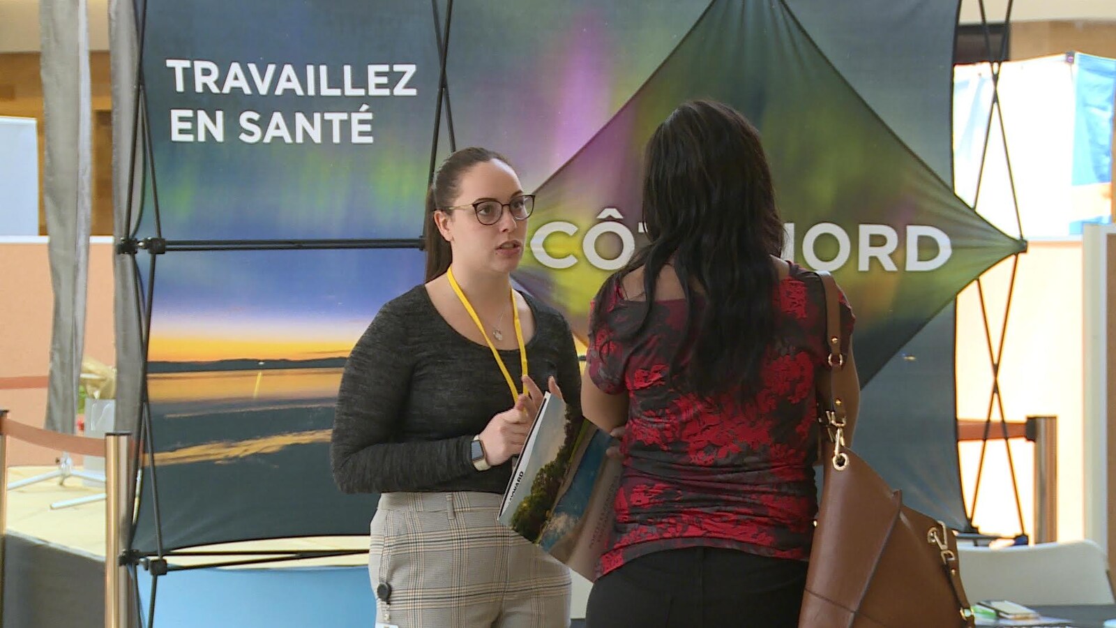 Travaillez en santé sur la Côte-Nord, peut-on lire sur l'affiche du kiosque.