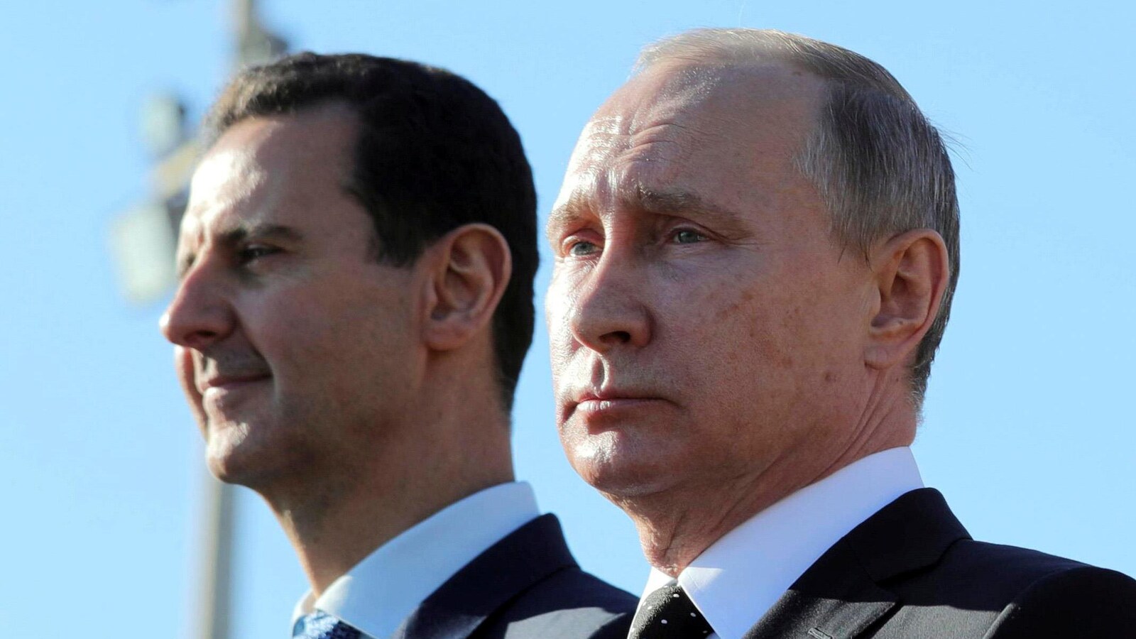 Le président syrien Bachar Al-Assad et son homologue russe Vladimir Poutine ont visité une base aérienne militaire dans la province de Latakia, en décembre 2017.