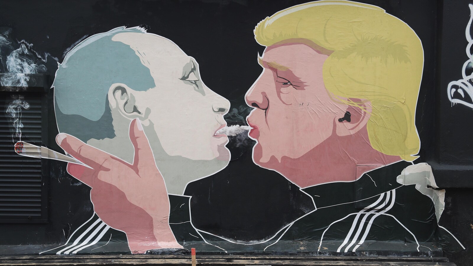 Une peinture sur un mur de Vilnius, en Lituanie, dépeint le président désigné Donald Trump soufflant de la fumée de marijuana dans la bouche du président russe Vladimir Poutine.