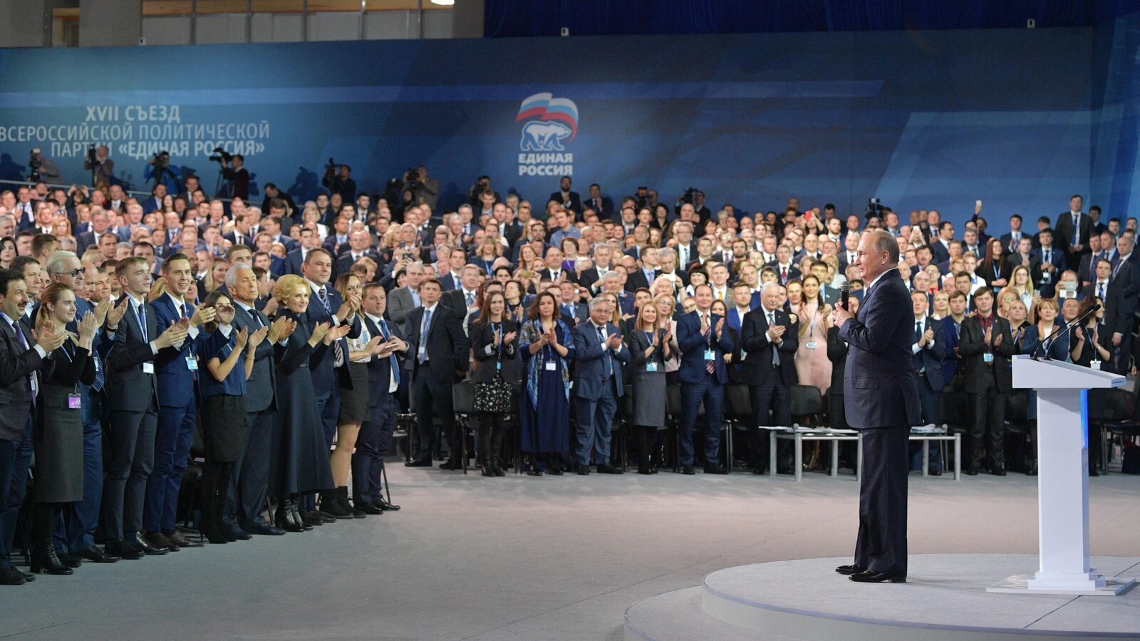 Le président russe Vladimir Poutine devant les membres du parti Russie unie.