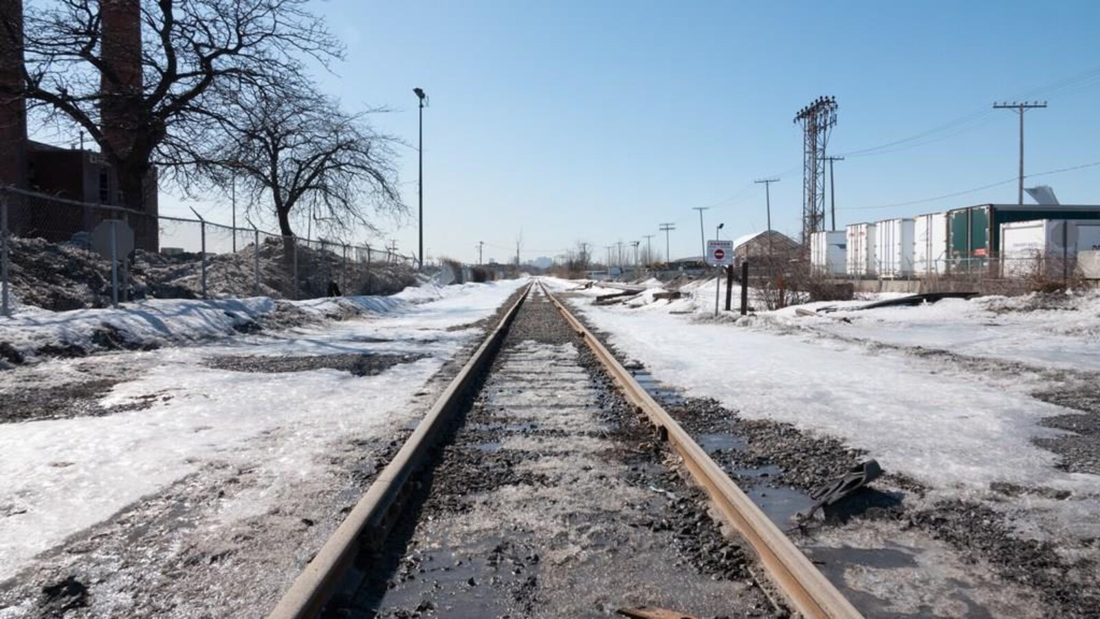 Une voie ferrée dans une zone industrielle