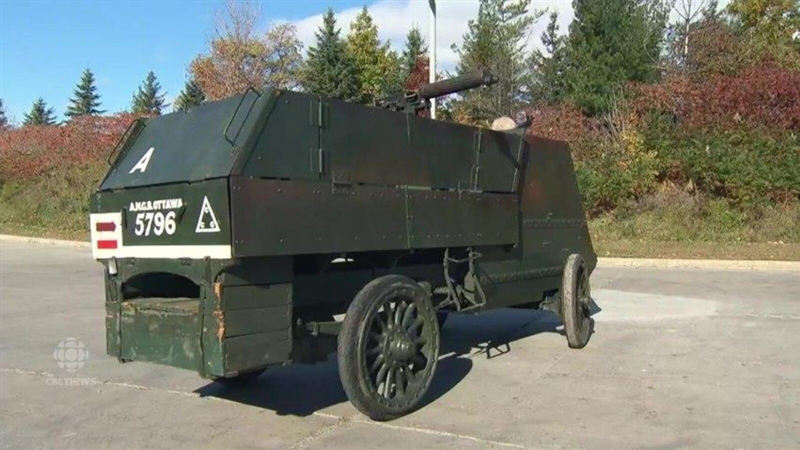 Une voiture blindée restaurée à l'extérieur.