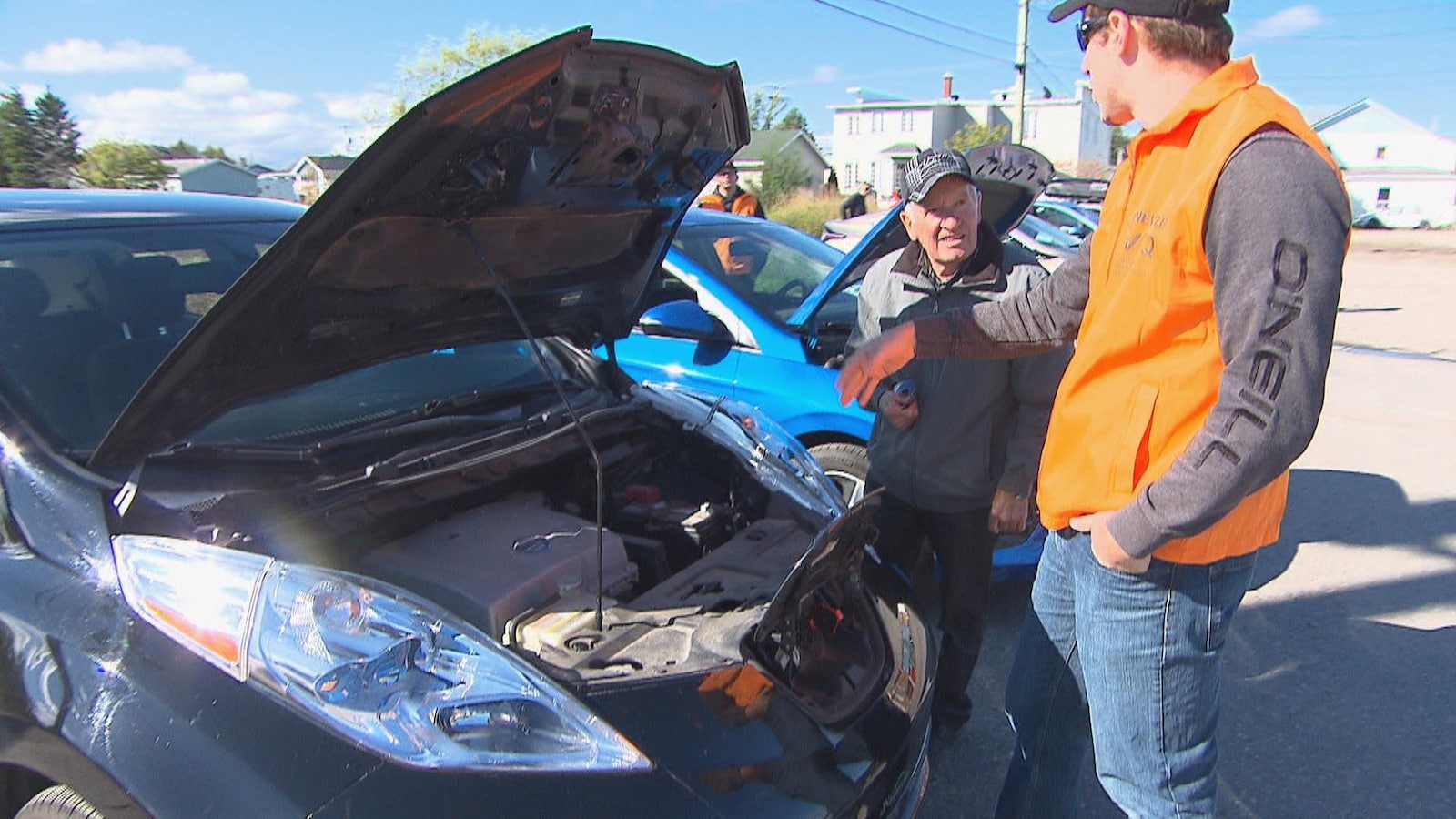 Un porte-parole de l'AVEQ décrit les avantages d'une voiture électrique à un automobiliste