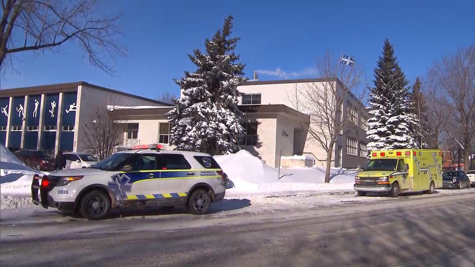 Une voiture du SPVM et une ambulance devant l'école Saint-Octave.