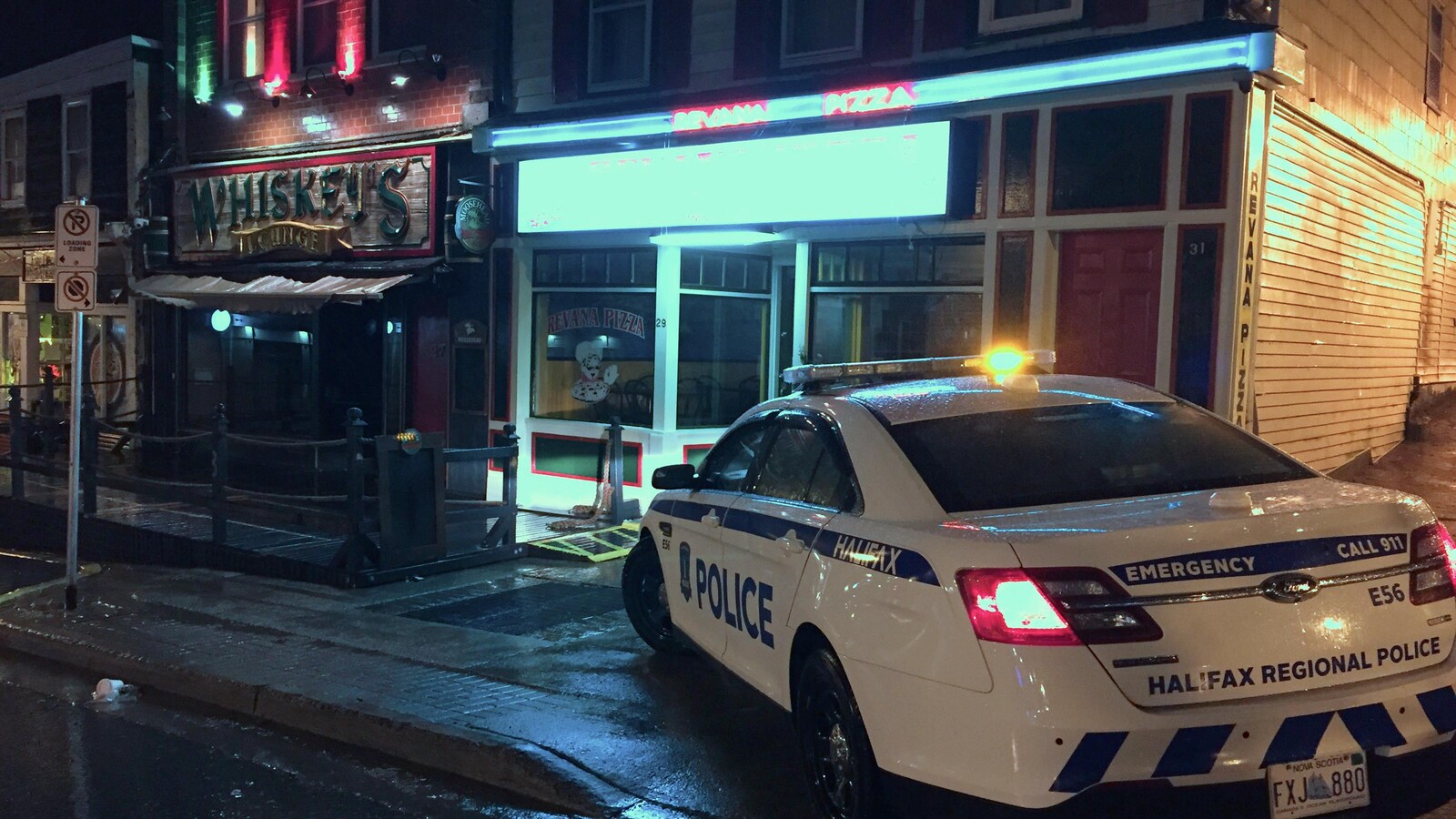 Une auto-patrouille de la police d'Halifax devant un bar à Dartmouth