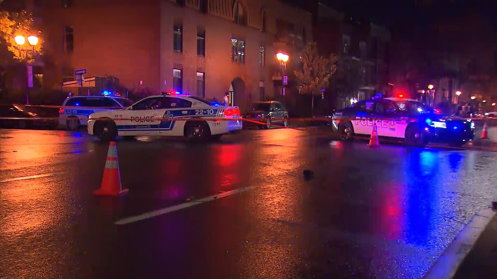 Cordon et voitures de police.