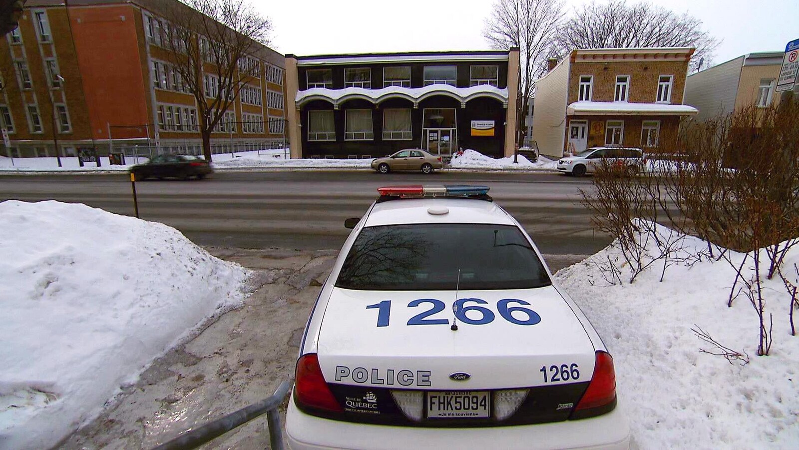 Une voiture de police stationnée devant la mosquée de la Capitale, à Québec.