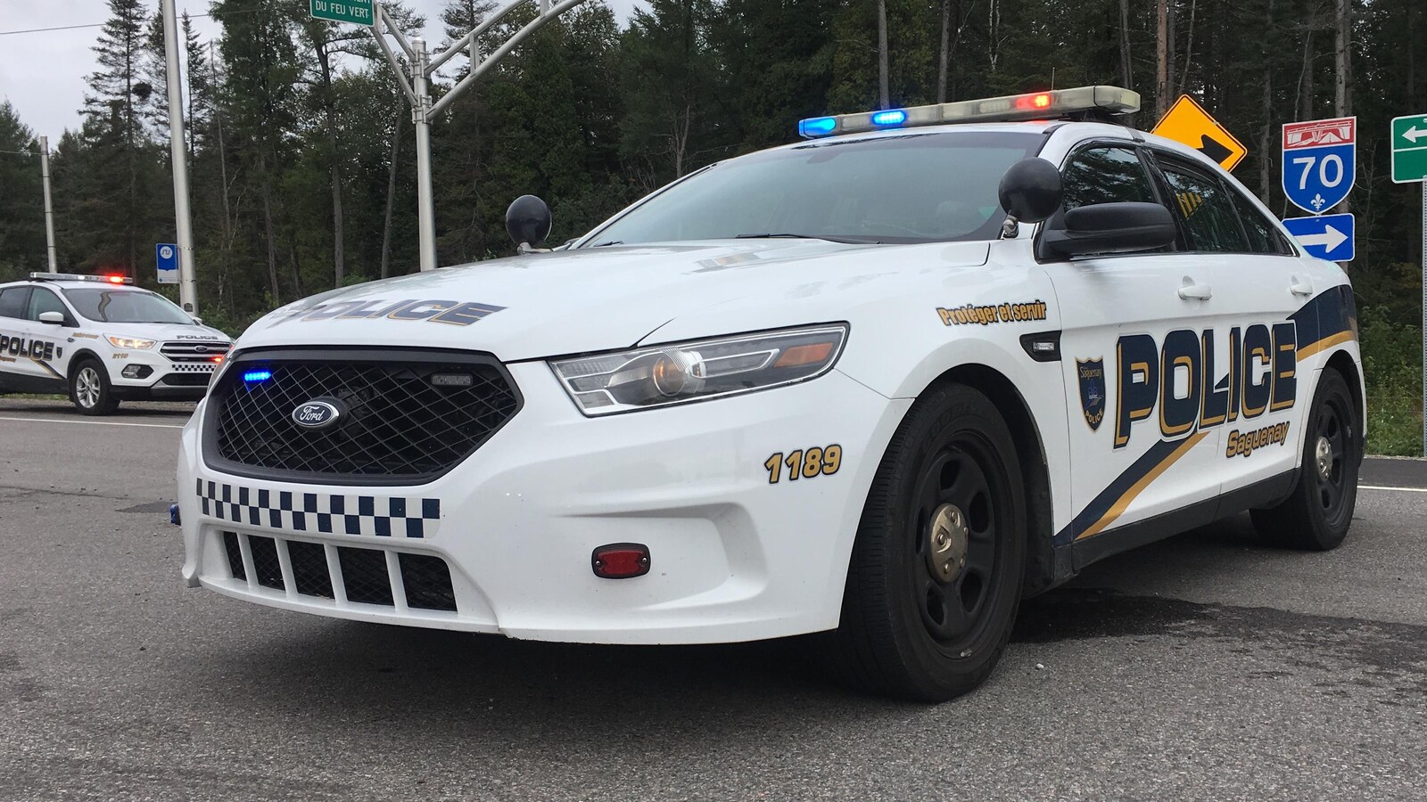 Une voiture de la police de Saguenay sur la chaussée