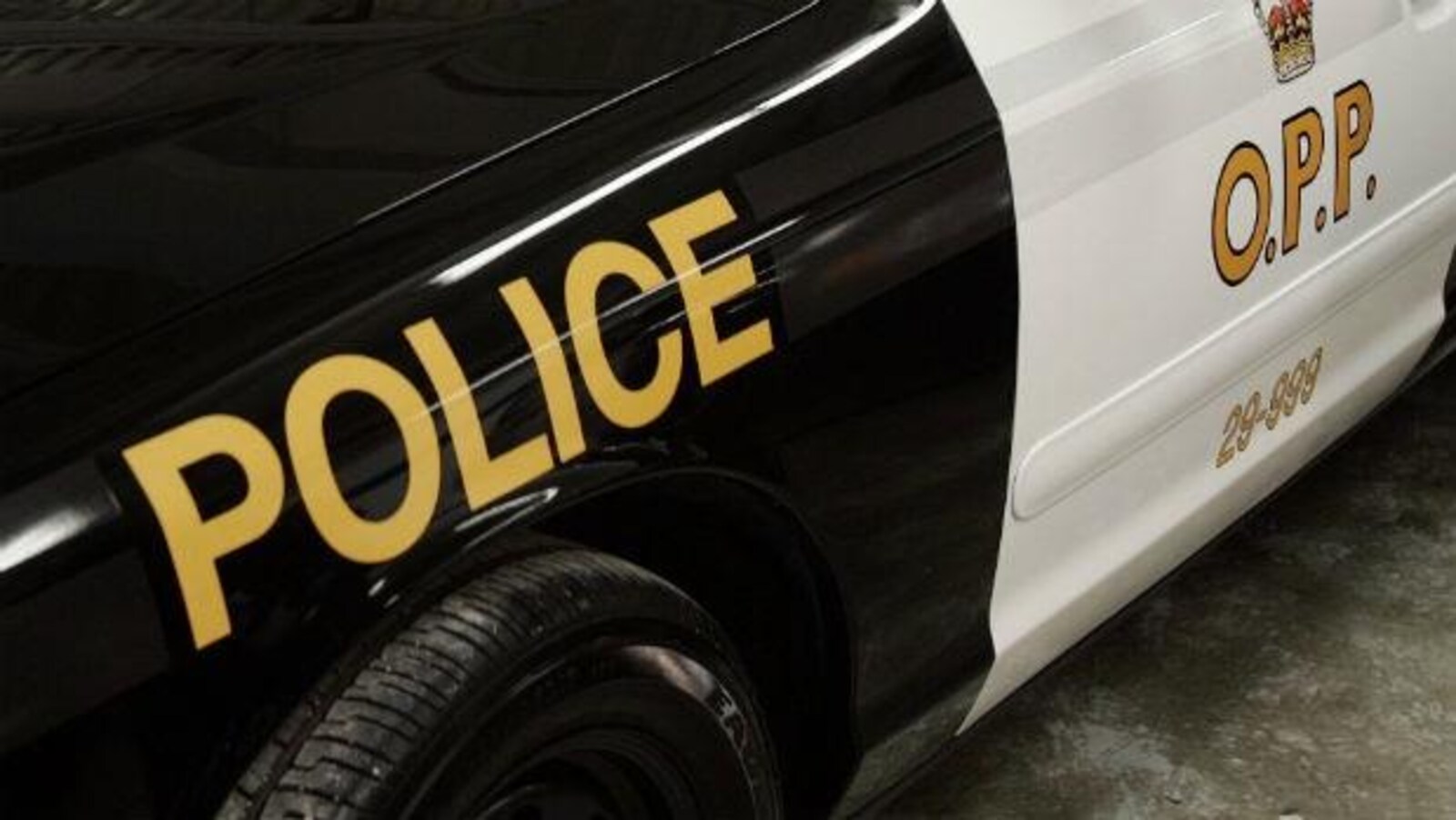 L'aile avant d'une voiture de la Police provinciale de l'Ontario.
