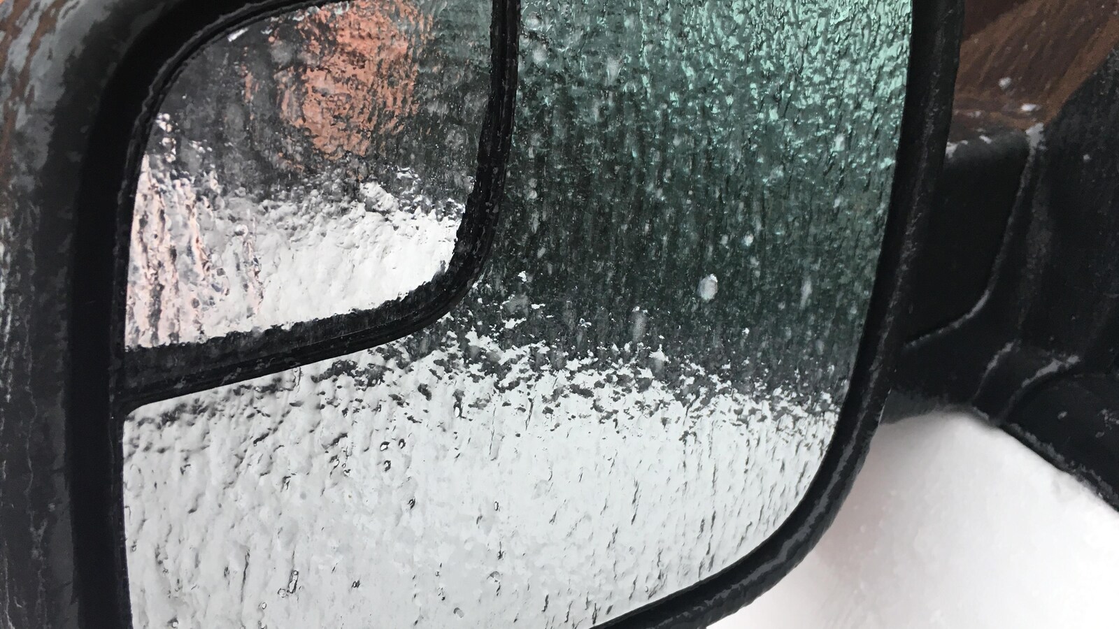 Un rétroviseur recouvert de verglas
