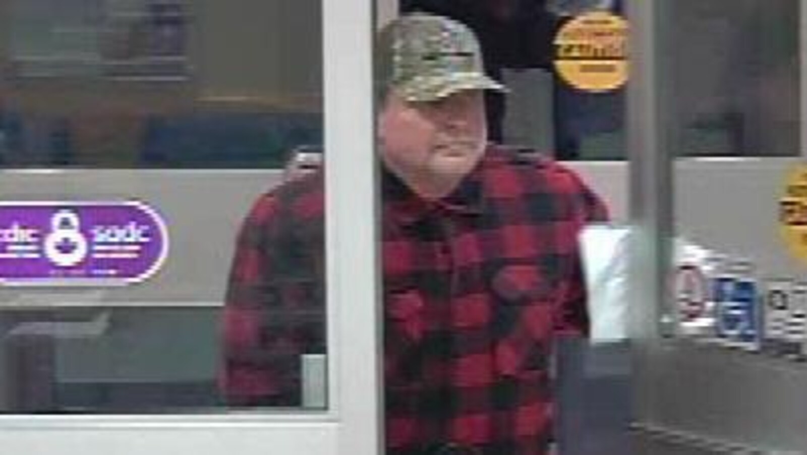 L'image est un peu brouillée. On y voit Steve Vogelsang sortir d'une banque.