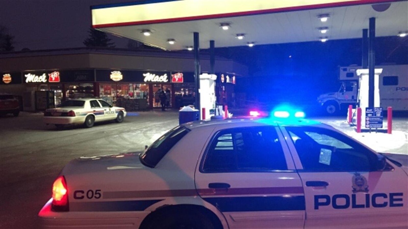 Un des dépanneurs où il y a eu un vol à main armée vendredi à Edmonton.