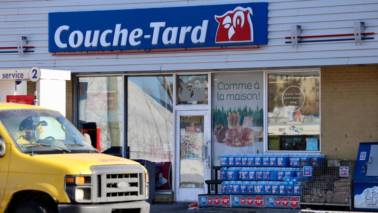 Le suspect a dérobé de l'argent et des cigarettes dans ce dépanneur.