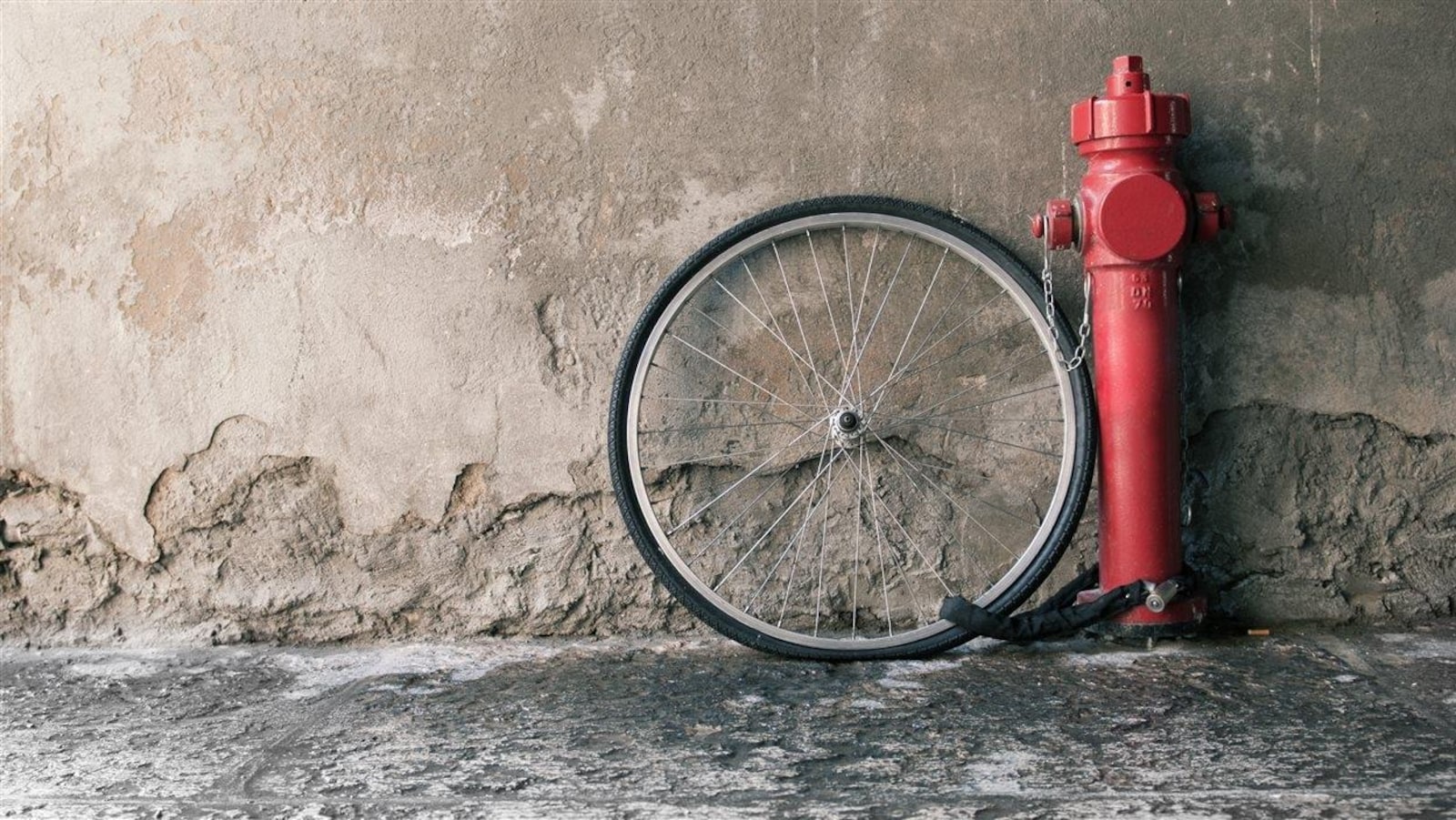 La roue d'un vélo volé