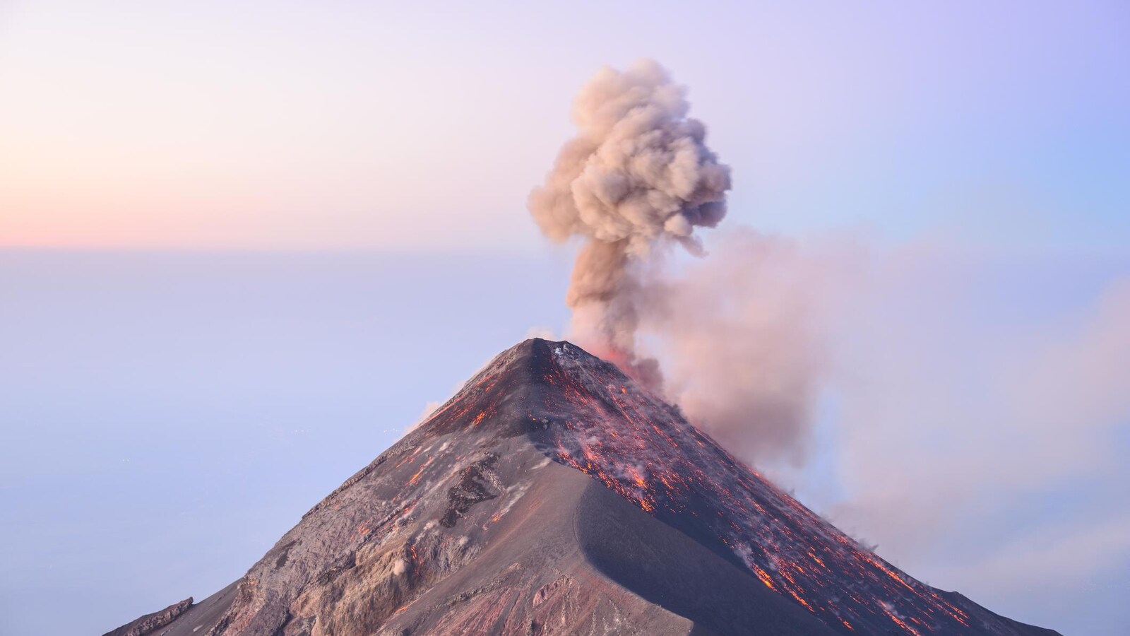 Le volcan Fuego entre en éruption au Guatemala.