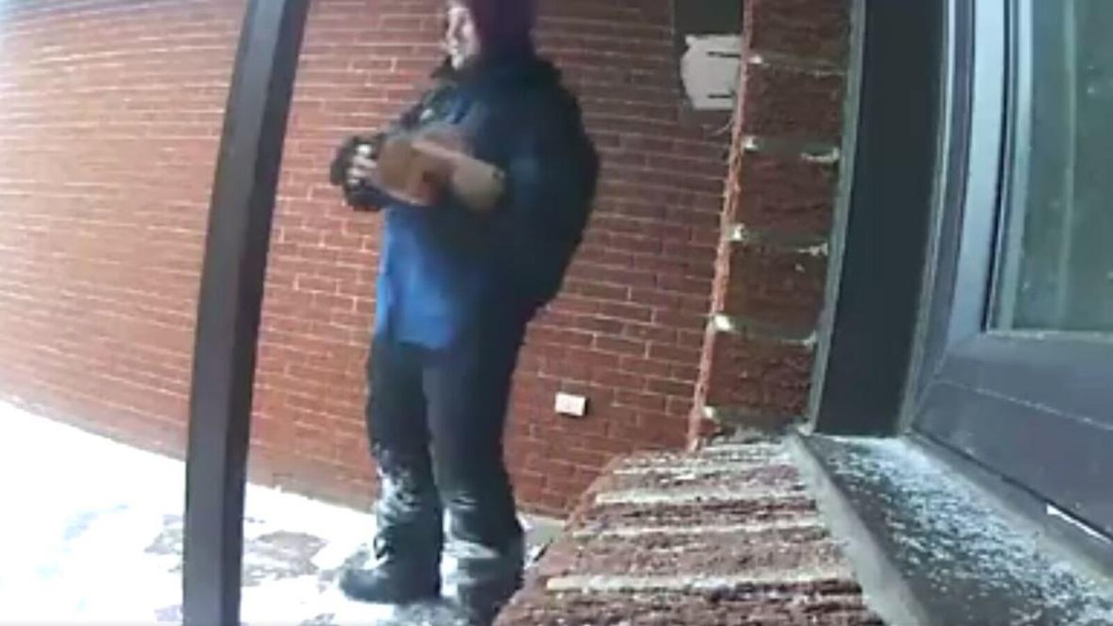 L'image d'un homme appréhendée par une caméra de surveillance personnelle.