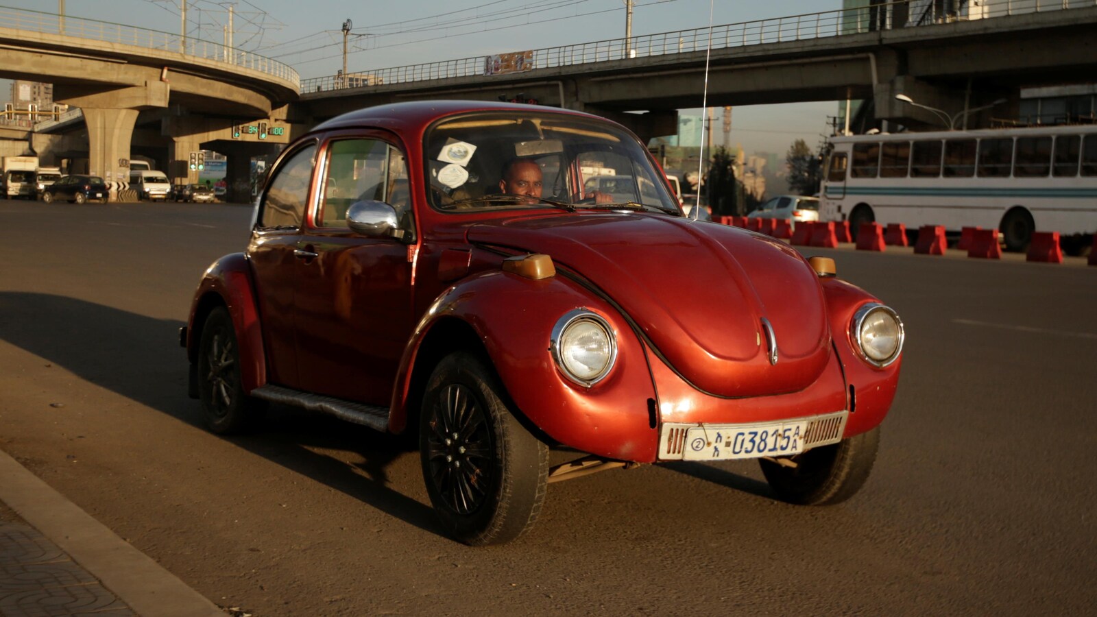 Une Coccinelle de Volkswagen sur une route à Addis-Abeba en Éthiopie en octobre 2017.