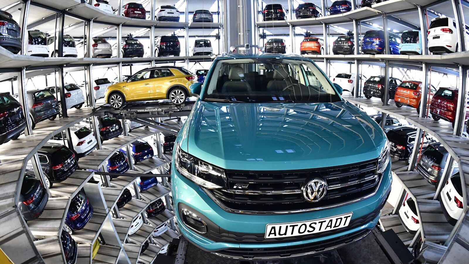 Des véhicules Volkswagen dans une tour de voitures.
