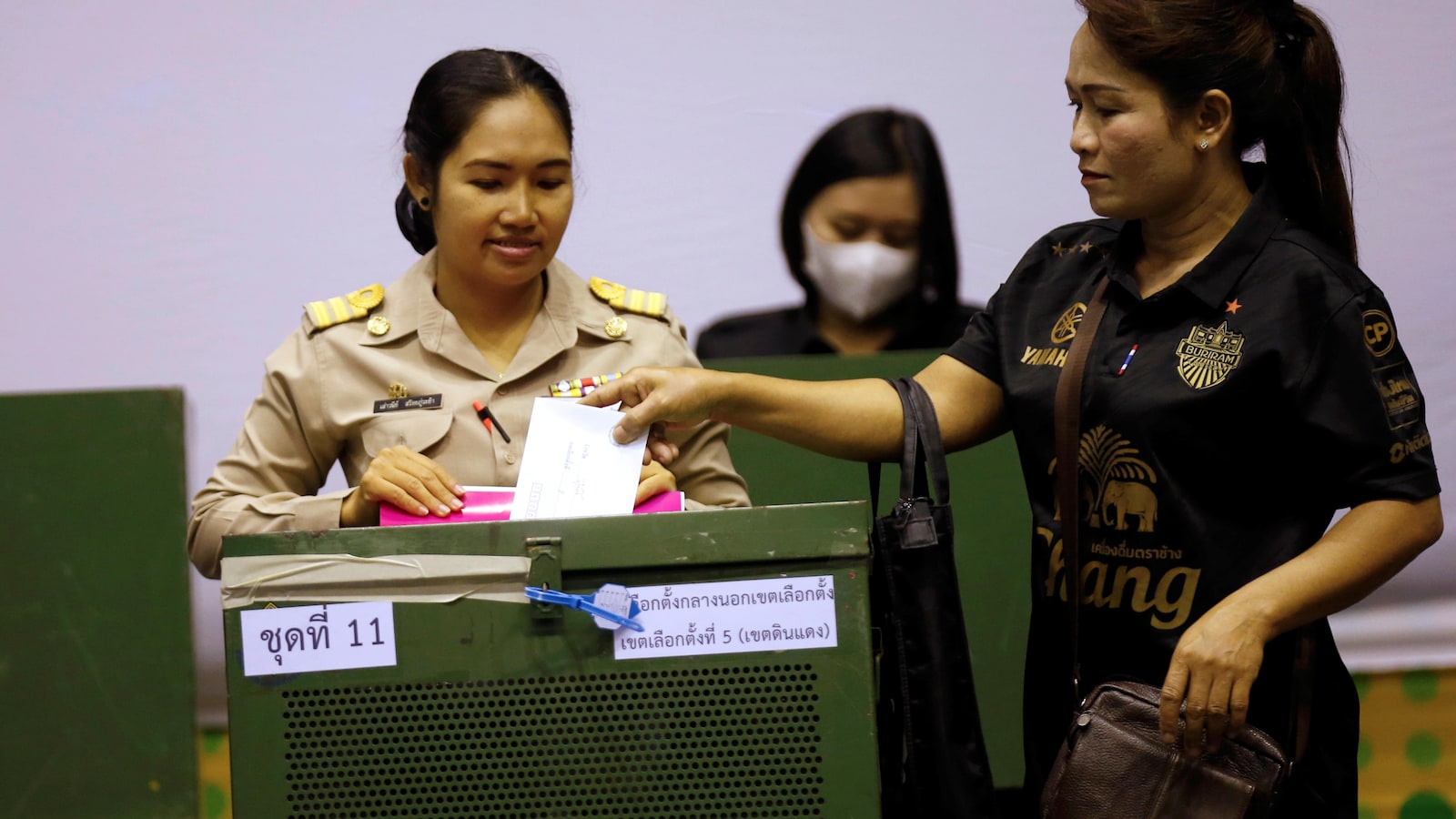 Une femme vote dans un bureau électoral de Bangkok, en Thaïlande.