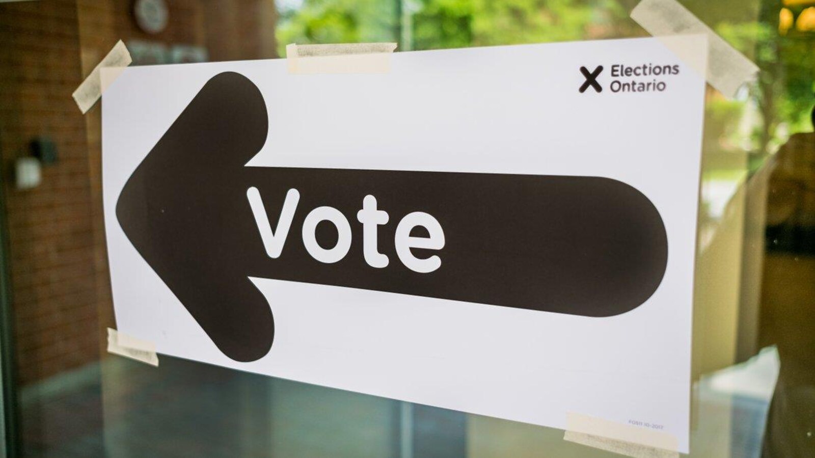 Une enseigne avec une flèche qui indique où aller voter.