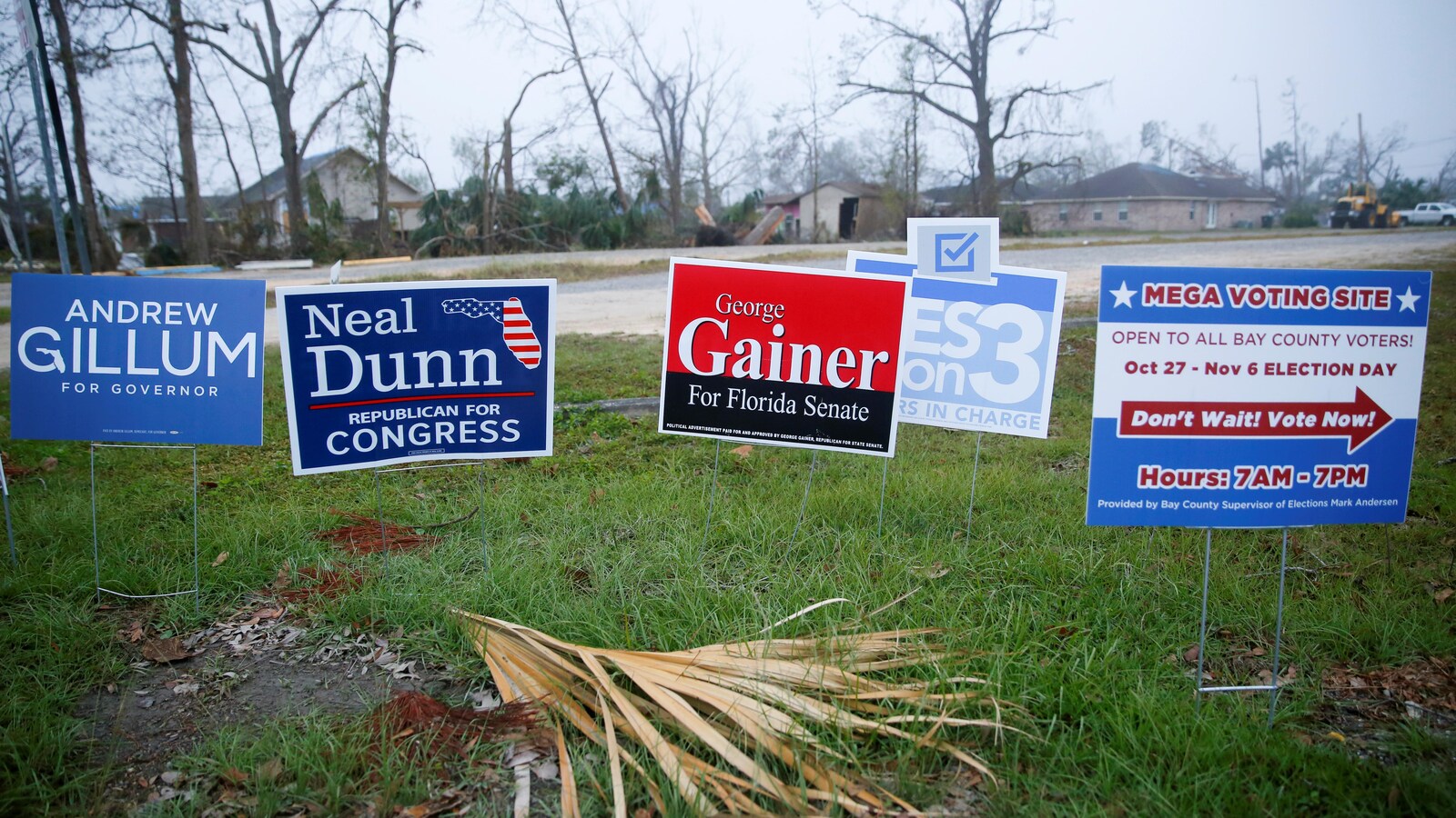 Des affiches électorales des deux grands partis américains, en Floride.