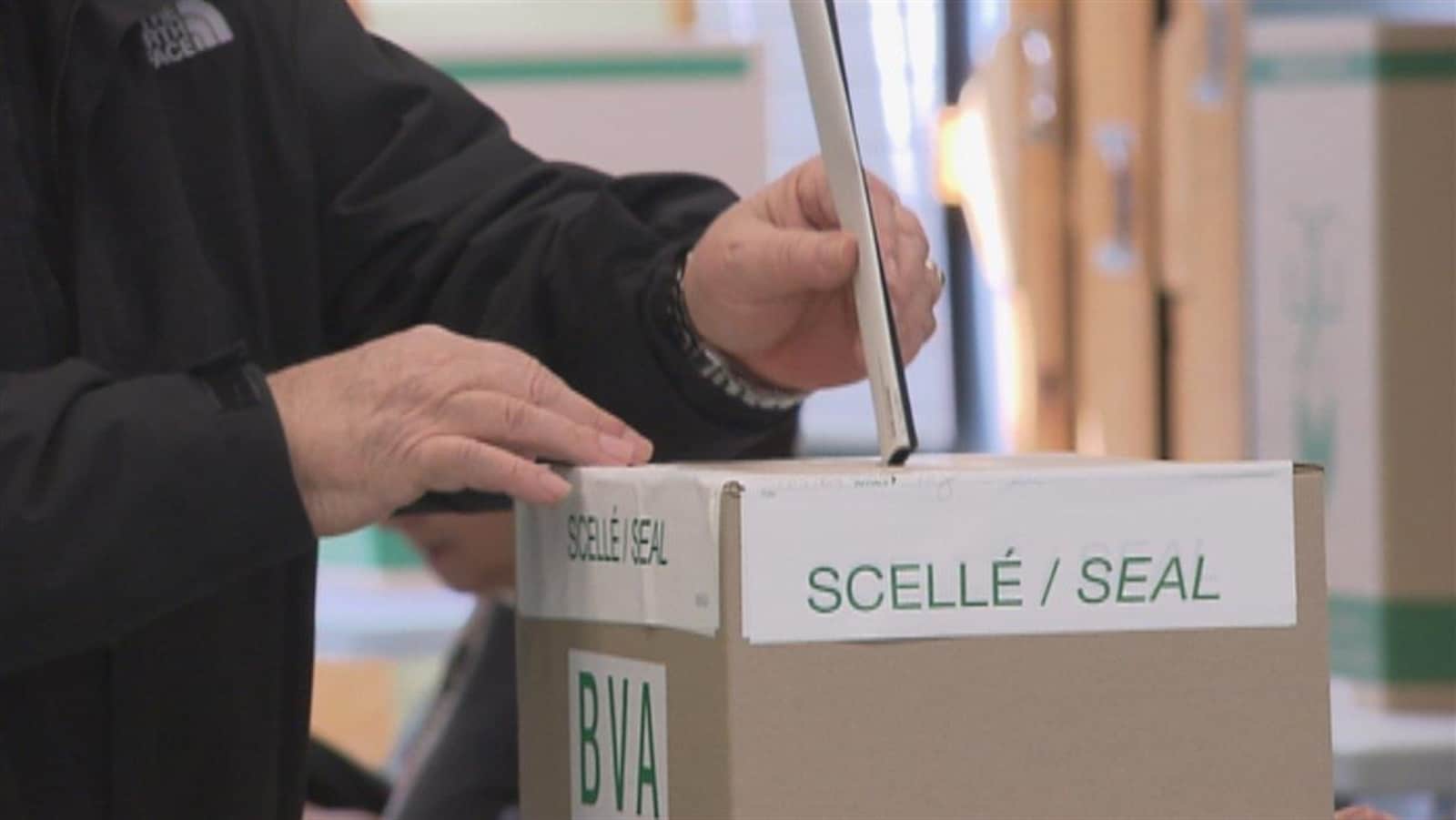 Un électeur vote.