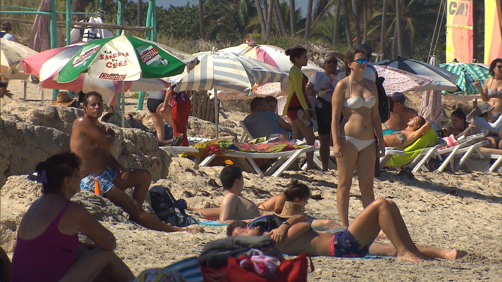 Des vacanciers se prélassent au soleil sur une plage du Sud.