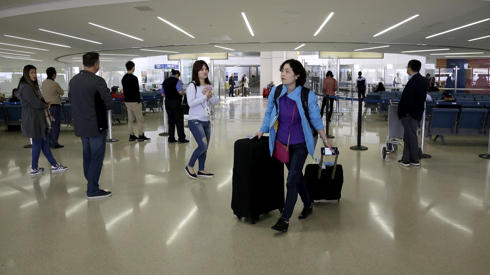 Une voyageuse avec ses bagages à l'aéroport.