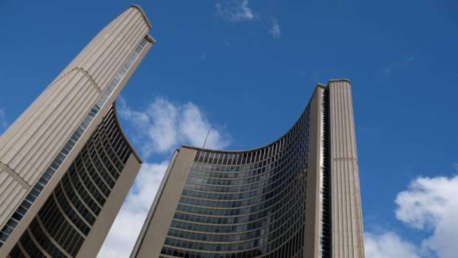 une vue d'immeubles dans le centre-ville de Toronto.