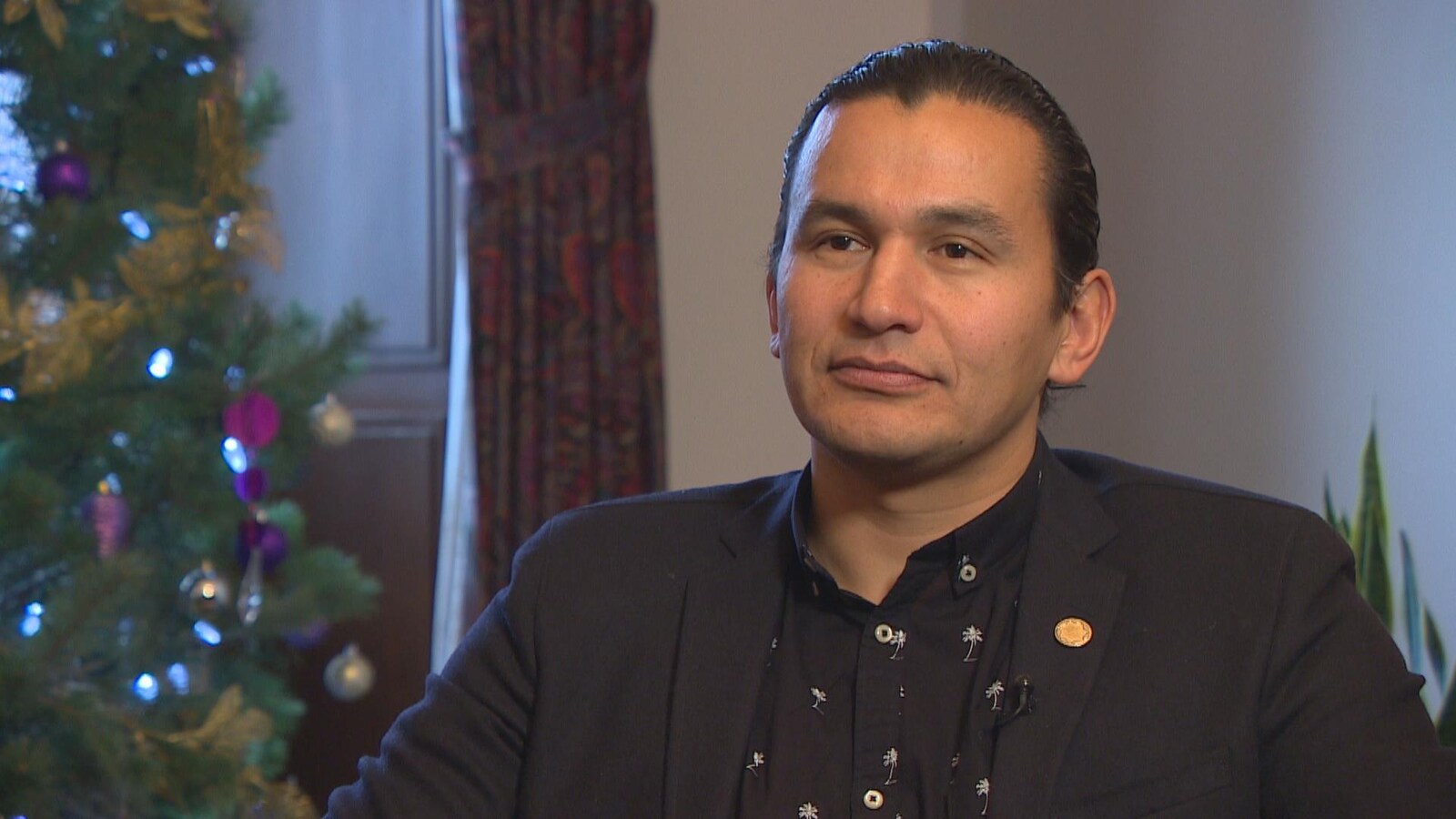 Wab Kinew, dans son bureau, en entrevue de fin d'année avec Radio-Canada