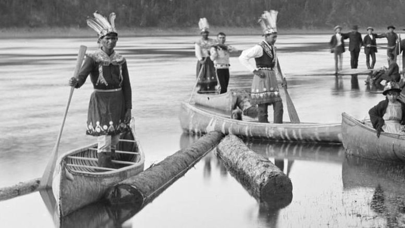 Les Malécites debout dans leurs embarcations sur les rives du village de Kingsclear, au Nouveau-Brunswick, célébrant la fête du Corpus Christi, vers 1887.