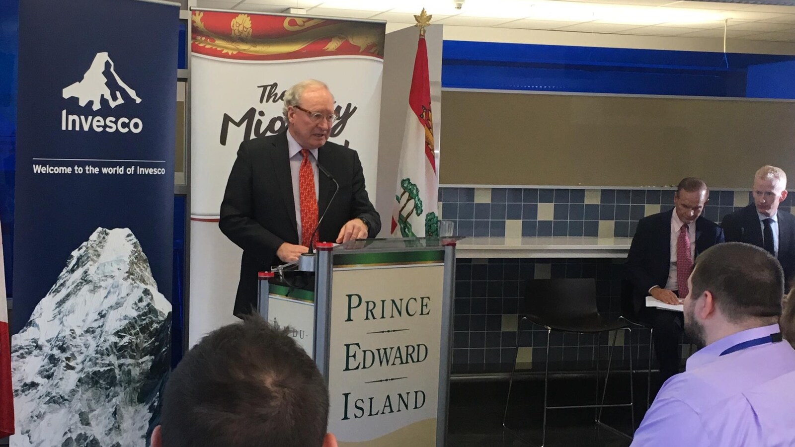 Le premier ministre de l'Île-du-Prince-Édouard, Wade Maclauchlan, au pupitre.