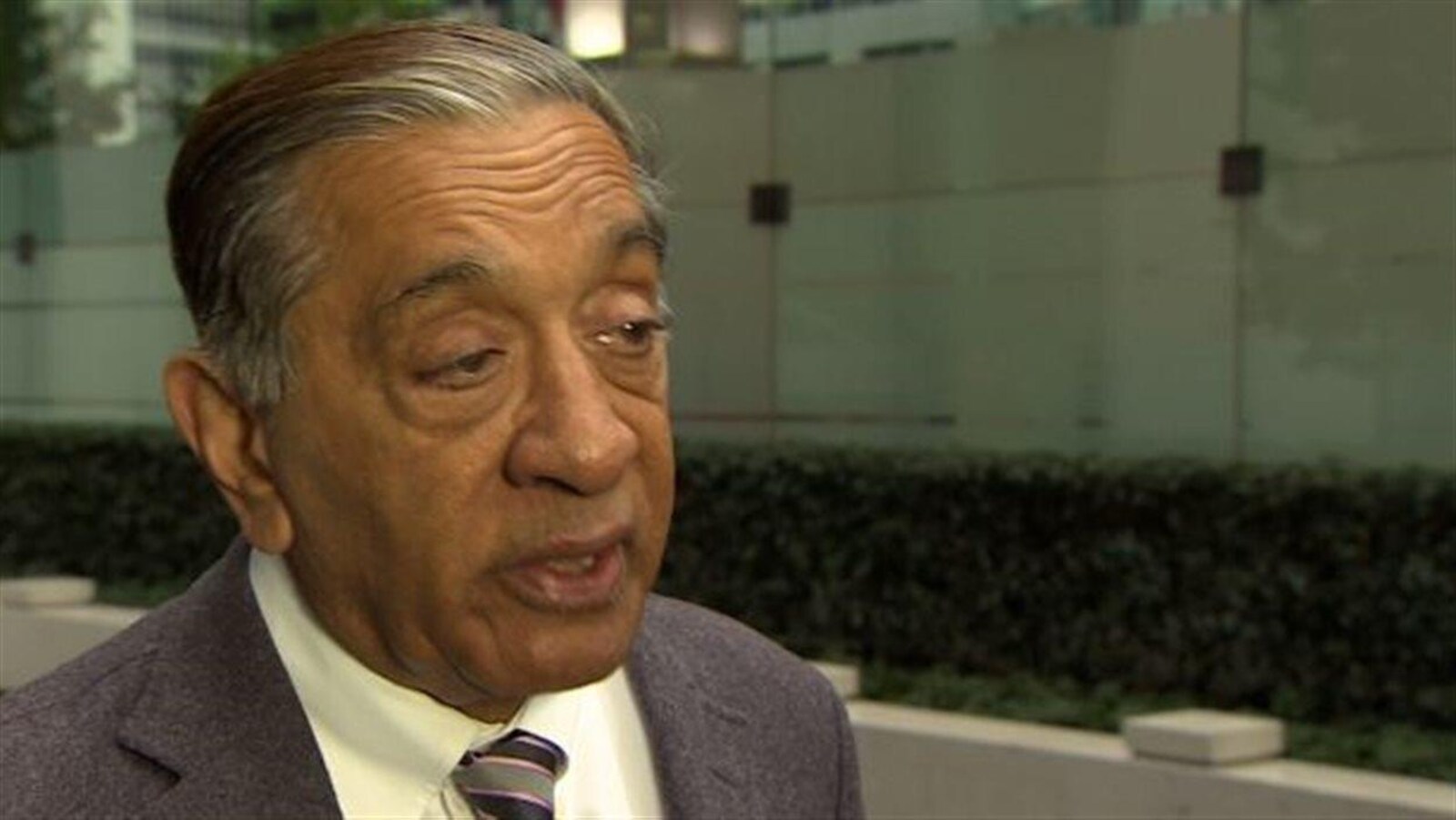 Le visage de Wally Oppal parlant aux journalistes.