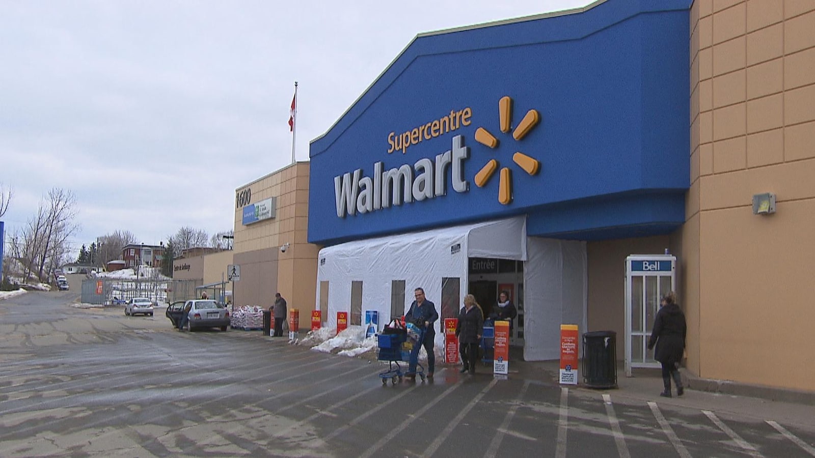 Des clients sortent du magasin Walmart à Shawinigan