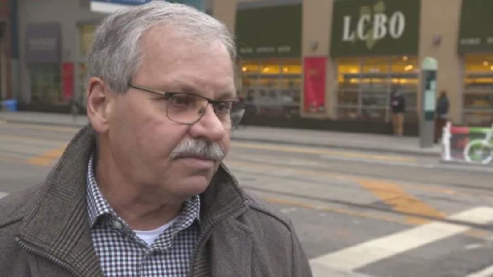 Le président du Syndicat des employés de la fonction publique de l'Ontario, Warren Smokey Thomas porte des lunettes et une moustache grise, des cheveux gris, il est dehors devant une succursale LCBO